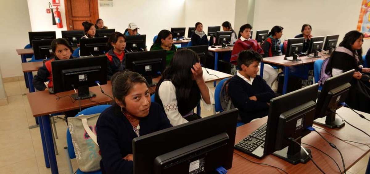 Los estudiantes aprender de arte con sus docentes, la teor&iacute;a es que la educaci&oacute;n art&iacute;stica es un espacio para el encuentro vital del ni&ntilde;o consigo mismo.