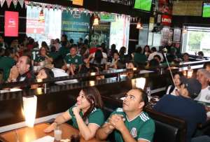 Las multas pueden superar los cientos de miles de pesos e incluso derivar en clausuras o decomisos. Empresarios aseguran que muchos negocios no podr&aacute;n asumir el costo de las licencias en M&eacute;xico.