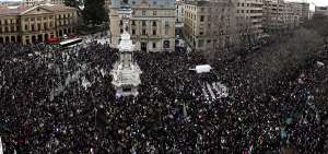 Las mujeres se congregaron frente al Monumento a los Fueros en el Paseo Sarasate de Pamplona (Espa&ntilde;a) para apoyar la huelga feminista.