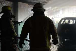 Incendio en parqueadero del centro de Guayaquil moviliz&oacute; 80 bomberos y 15 unidades