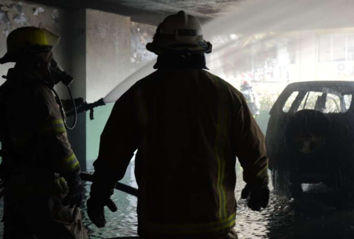 Incendio en parqueadero del centro de Guayaquil moviliz&oacute; 80 bomberos y 15 unidades