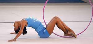 La gimnasta Naomi Dom&iacute;nguez realiza una rutina con el aro durante una