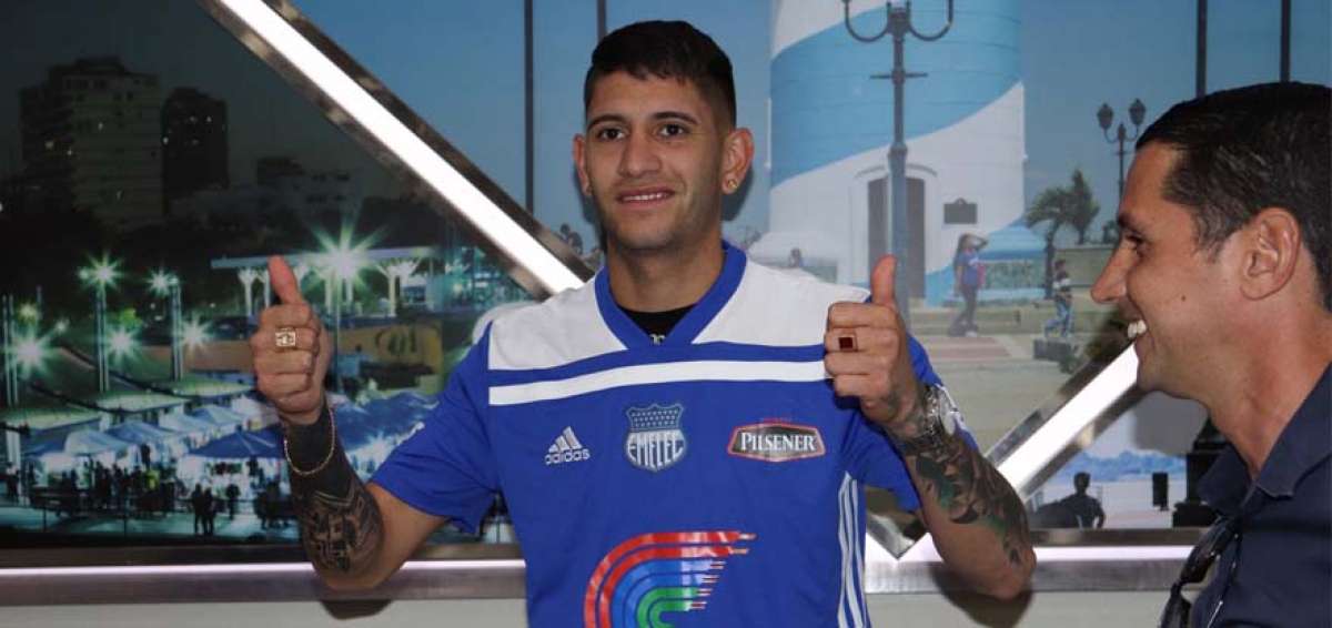 Pissano posando con la camiseta de Emelec en el aeropuerto de Guayaquil.