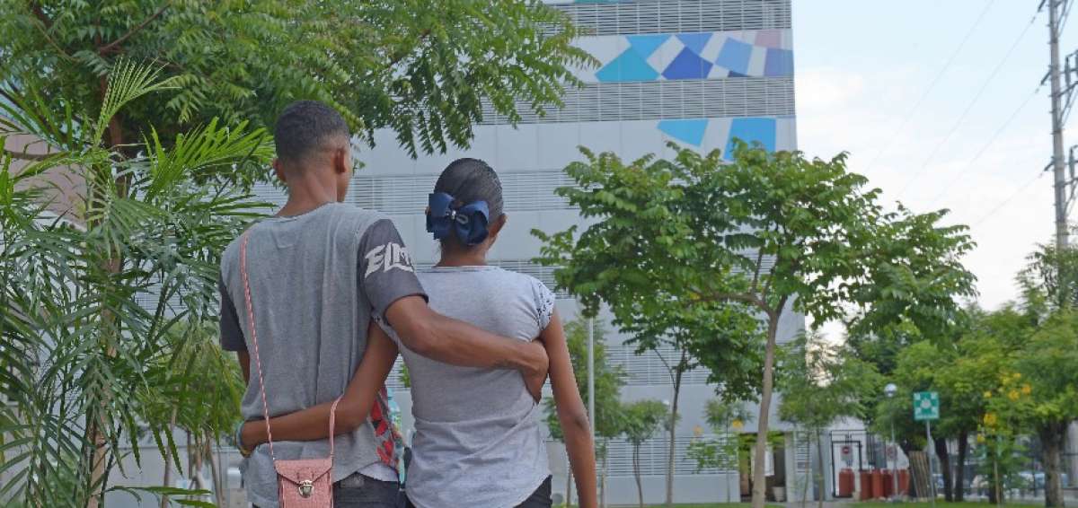 Loyda Ram&iacute;rez (d) camina apoyada en su hermano. Ella padece hipertensi&oacute;n pulmonar. La mayor parte del d&iacute;a se conecta a un tanque de ox&iacute;geno para respirar.  