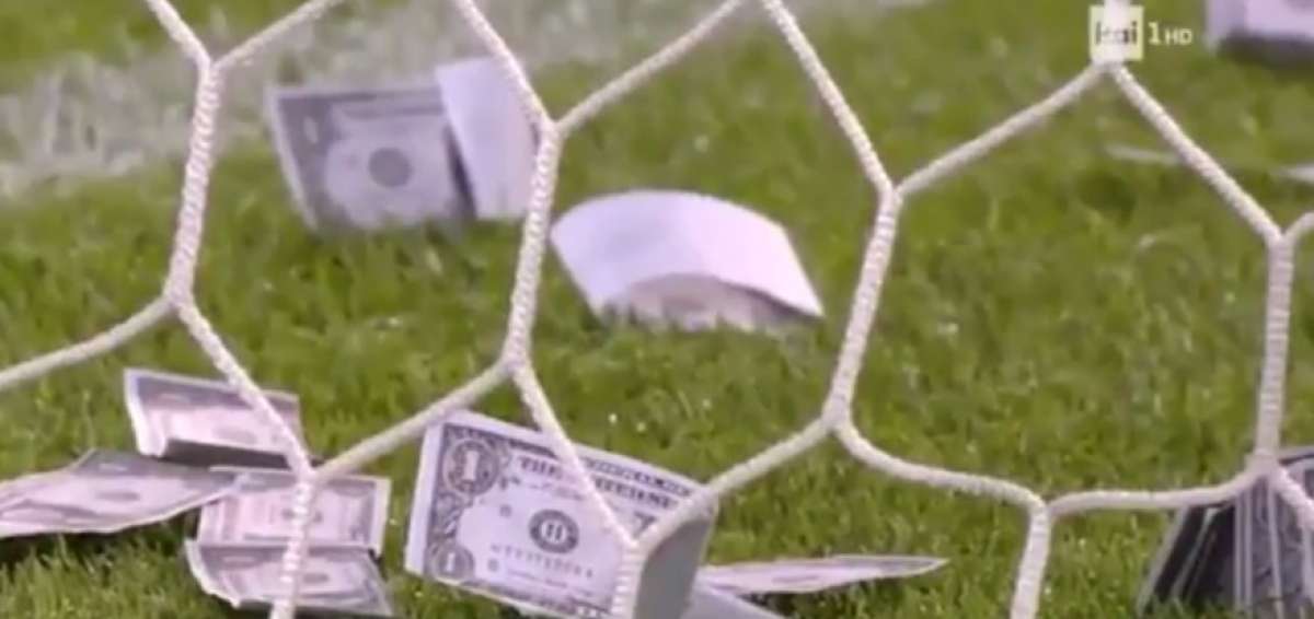 Los 'tifosi' arrojan billetes a Donnarumma en pleno partido del sub-21