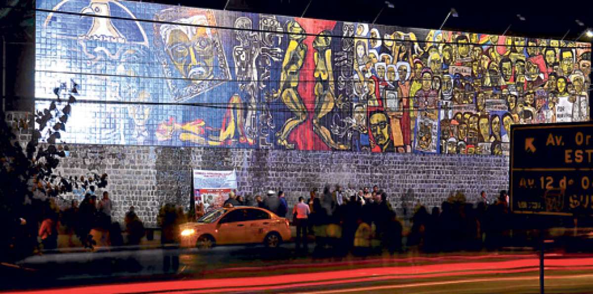 Galo Chiriboga devel&oacute; el mural que pretende reparar a las v&iacute;ctimas de violaciones a los derechos humanos. Foto: &Aacute;lvaro P&eacute;rez / El Tel&eacute;grafo