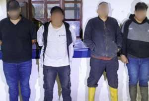Cuatro ciudadanos fueron aprehendidos en Río Negro, provincia de Tungurahua, por presuntamente estar involucrados en el robo de vehículos