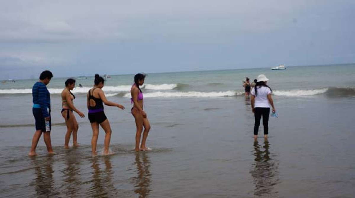 Turistas de distintas partes del pa&iacute;s llegan desde ayer y aprovechan su estad&iacute;a en las playas. FOTO: VIVIAN ZAMBRANO / EL TEL&Eacute;GRAFO