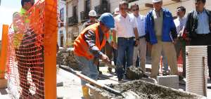 El ministro Boris C&oacute;rdova y autoridades locales recorrieron tramos del centro hist&oacute;rico de Cuenca.