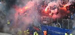 Los seguidores del equipo alem&aacute;n demostraron su enojo lanzando bengalas al campo de juego.
