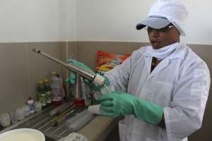  Cada centro cuenta con un laboratorio y un tanque fijo de fr&iacute;o para evaluar la calidad de la leche. Foto: Cortes&iacute;a