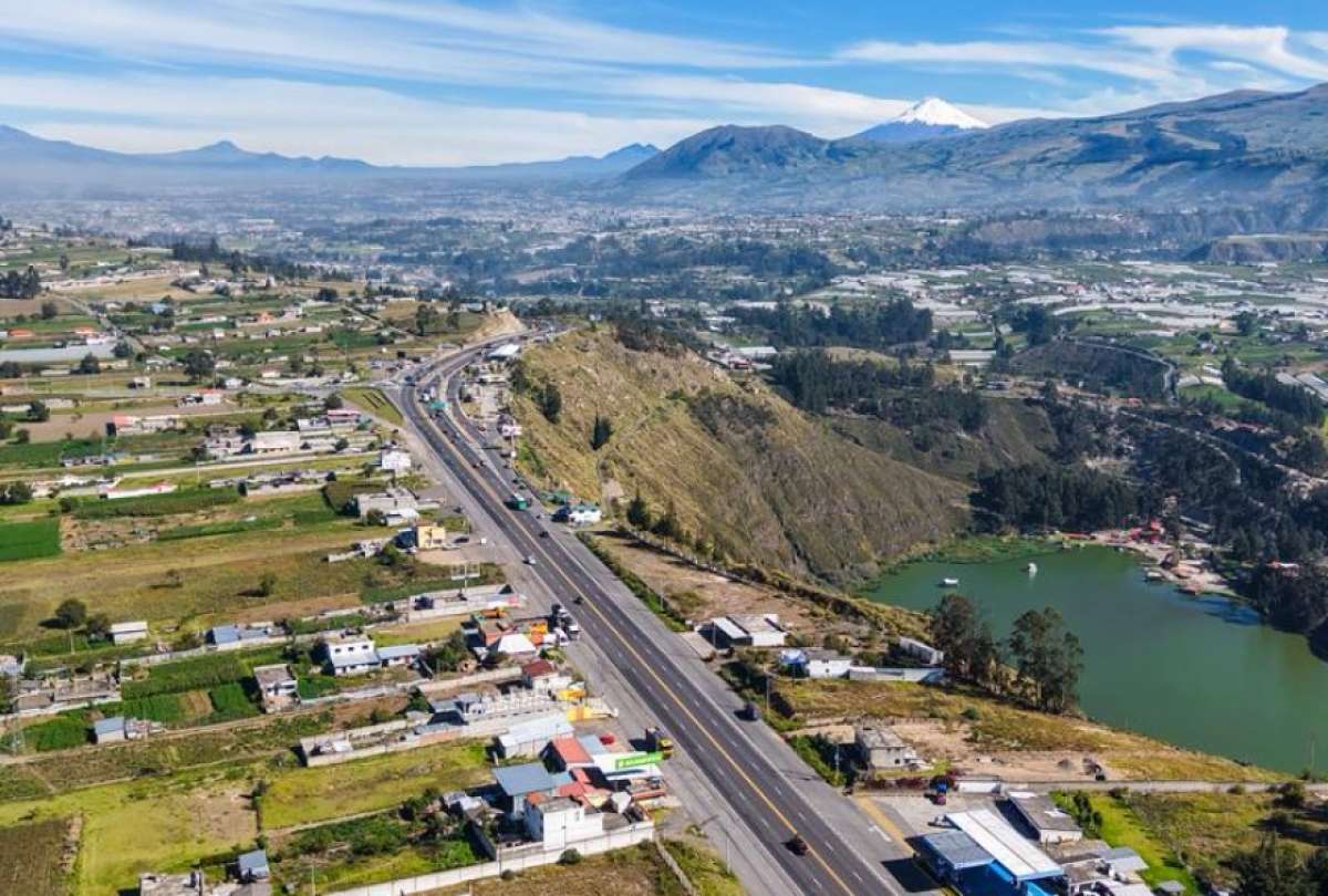 La ampliación de la vía Yambo–Ambato incluye seis carriles y nuevas soluciones viales.