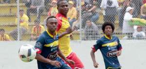 Cristhian Lara es marcado por Isaac Mina en el partido amistoso disputado hoy en Chillogallo.