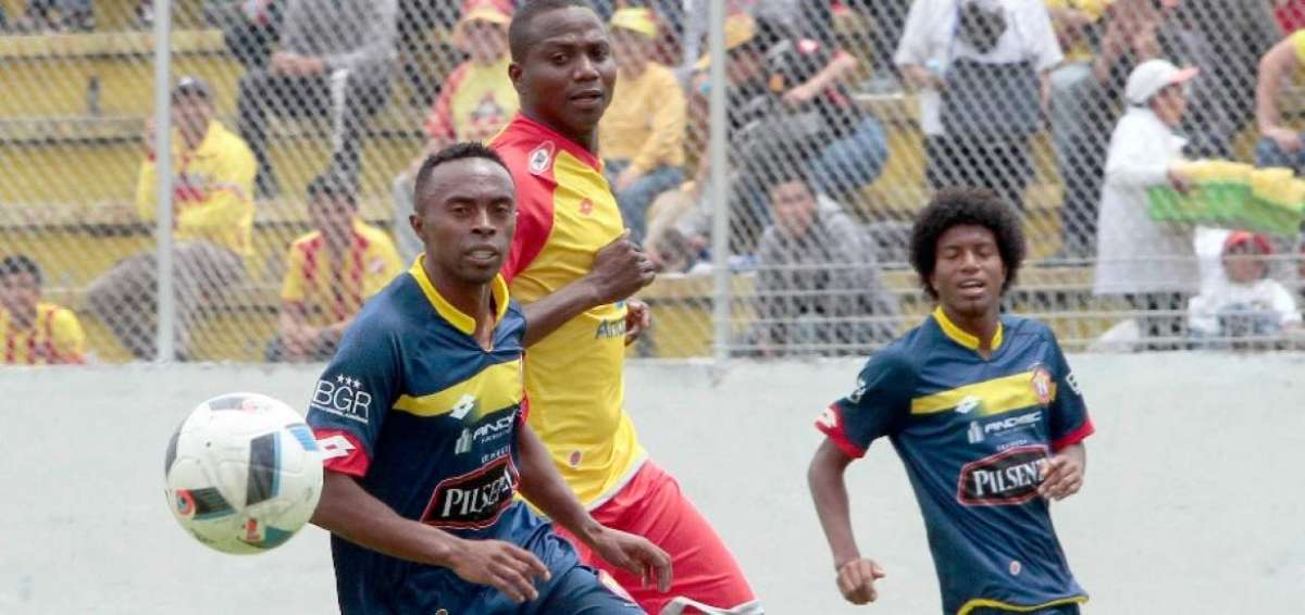 Cristhian Lara es marcado por Isaac Mina en el partido amistoso disputado hoy en Chillogallo.
