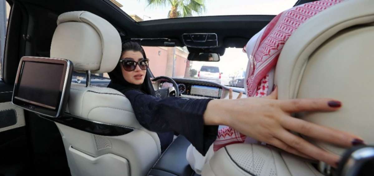 Una saudita practica la conducci&oacute;n el 29 de abril de 2018 en Riad.
