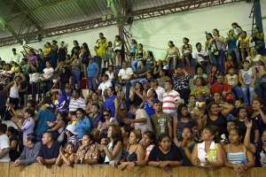M&aacute;s de 1.500 personas se dieron cita al coliseo Luis A. Raffo de Dur&aacute;n para despedir a Sharon. Foto: Lylibeth Coloma/El Tel&eacute;grafo