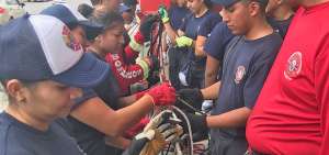 Los aspirantes a bomberos voluntarios, bajo la continua y estricta supervisi&oacute;n de los instructores, en plena clase de elaboraci&oacute;n de nudos.