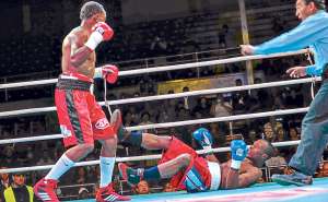 El momento en que Marlon Aguas (izq.) tumba al paname&ntilde;o Edwin Gamboa sobre la lona del coliseo Julio C&eacute;sar Hidalgo de Quito. Foto: Miguel Jim&eacute;nez / El Tel&eacute;grafo.