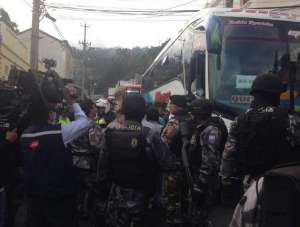 El traslado de los internos se llev&oacute; a cabo bajo rigurosos controles policiales. Foto tomada del Twiiter del Ministerio del Interior.