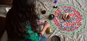 Un cham&aacute;n sirve la bebida extra&iacute;da de San Pedro como parte de un ritual espiritual en el que tambi&eacute;n usa velas, incienso y cuarzos. Estas sesiones se prolongan por  varias horas e incluso d&iacute;as. 