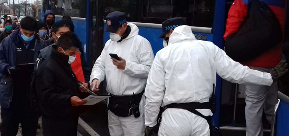 A diario se controlan las normas de bioseguridad y documentaci&oacute;n de los usuarios que utilizan el transporte habilitado para los sectores estrat&eacute;gicos.