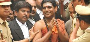 Nithyananda es buscado por las autoridades de su pa&iacute;s por violaci&oacute;n y secuestro.