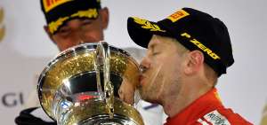 Vettel fue el primero de los favoritos en parar, en la vuelta 18; en Mercedes simularon prepararse para un cambio que se produjo tres giros despu&eacute;s.