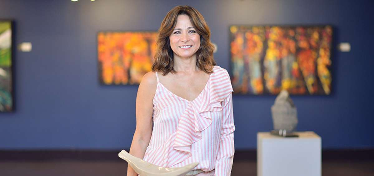 Bonnie L&oacute;pez es la artista pl&aacute;stica creadora de Physis, una muestra de 20 obras, entre pinturas y esculturas que reflejan su admiraci&oacute;n por la naturaleza.