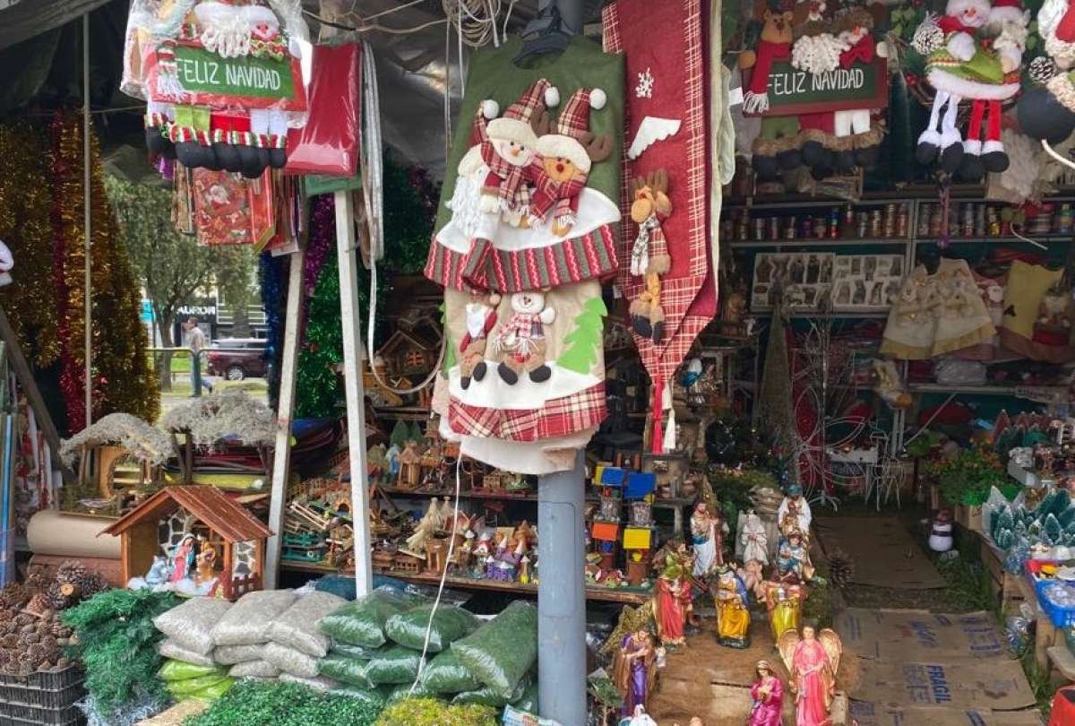 Se reactivan las ferias navideñas en Quito.
