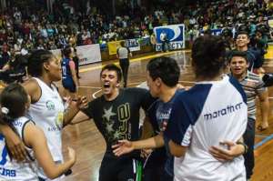 El equipo de la UTE (de blanco) inicia la defensa de su t&iacute;tulo ante Don Apa en Guayaquil. FOTO:  JOHN GUEVARA.