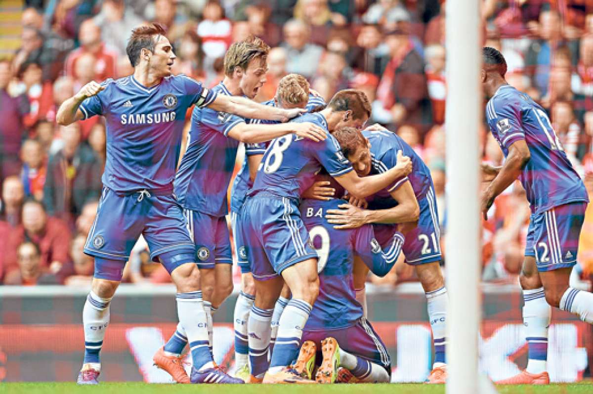 El franc&eacute;s Demba Ba (de rodillas) celebra el primer tanto del partido con sus compa&ntilde;eros. Foto: EFE