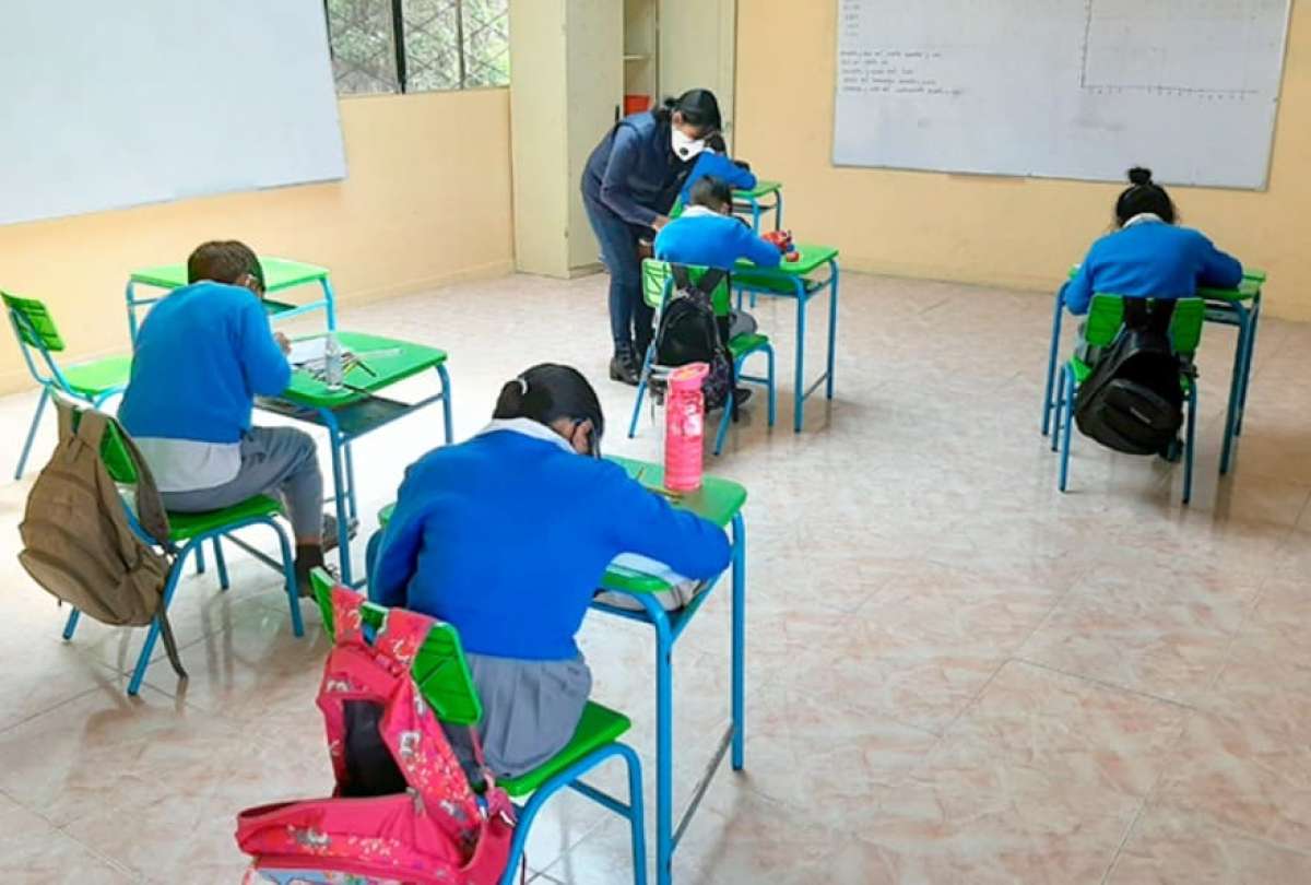 Se prohíbe durante las horas de clase y otras actividades escolares la participación de estudiantes, docentes y autoridades en actos de proselitismo político. 