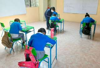 Se prohíbe durante las horas de clase y otras actividades escolares la participación de estudiantes, docentes y autoridades en actos de proselitismo político. 