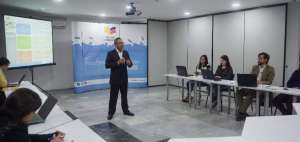 El ministro de Educaci&oacute;n, Augusto Espinosa, durante un conversatorio con la prensa. 
