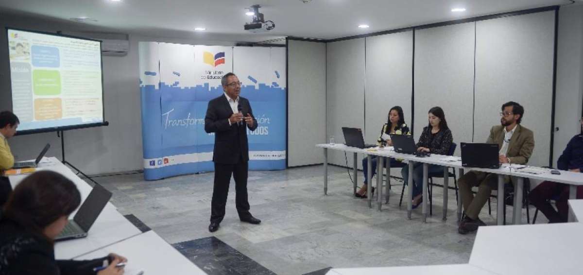 El ministro de Educaci&oacute;n, Augusto Espinosa, durante un conversatorio con la prensa. 