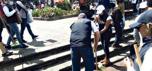 En la plaza de San Blas se congregaron personal del Municipio y vecinos para limpiar el sitio de los escombros que dejaron 11 d&iacute;as de protestas.