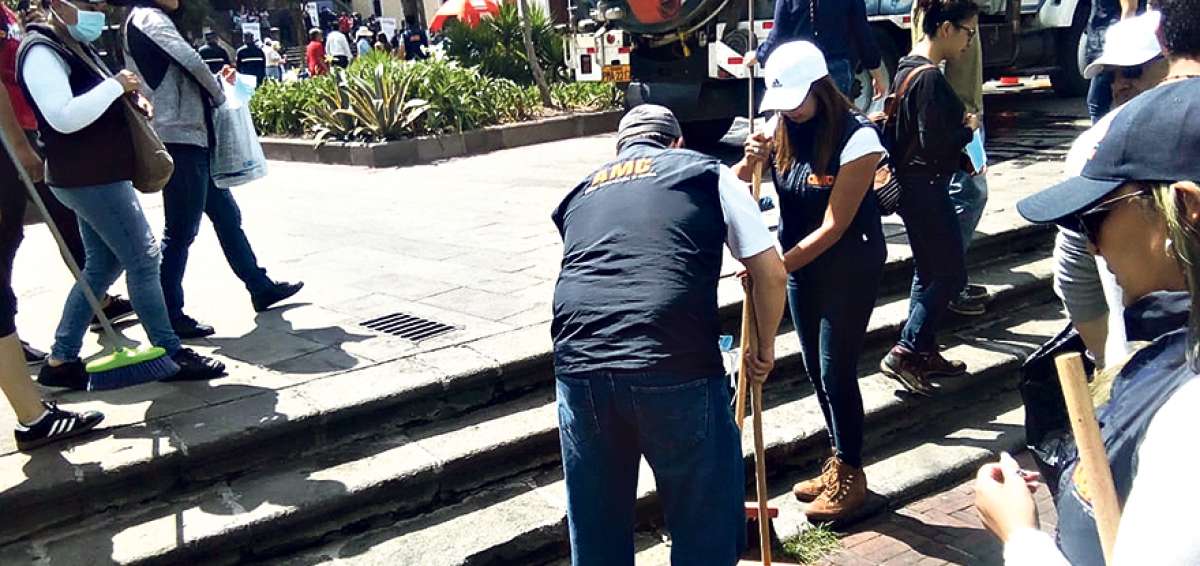En la plaza de San Blas se congregaron personal del Municipio y vecinos para limpiar el sitio de los escombros que dejaron 11 d&iacute;as de protestas.