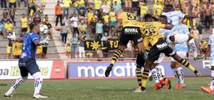 Ariel Nahuelp&aacute;n se eleva para poner el 1-1. El "Loco" sali&oacute; lesionado antes del final del primer tiempo.