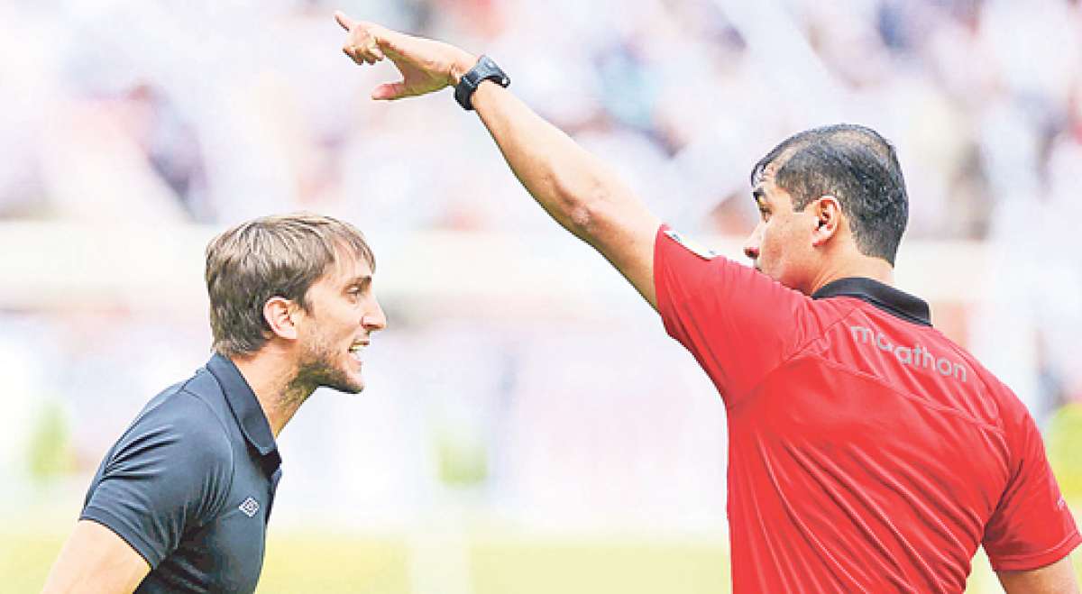 Luis Zubeld&iacute;a (d) discutiendo con el &aacute;rbitro ecuatoriano Roddy Zambrano (i) durante el partido entre Liga de Quito e Independiente del Valle. Foto: Archivo.