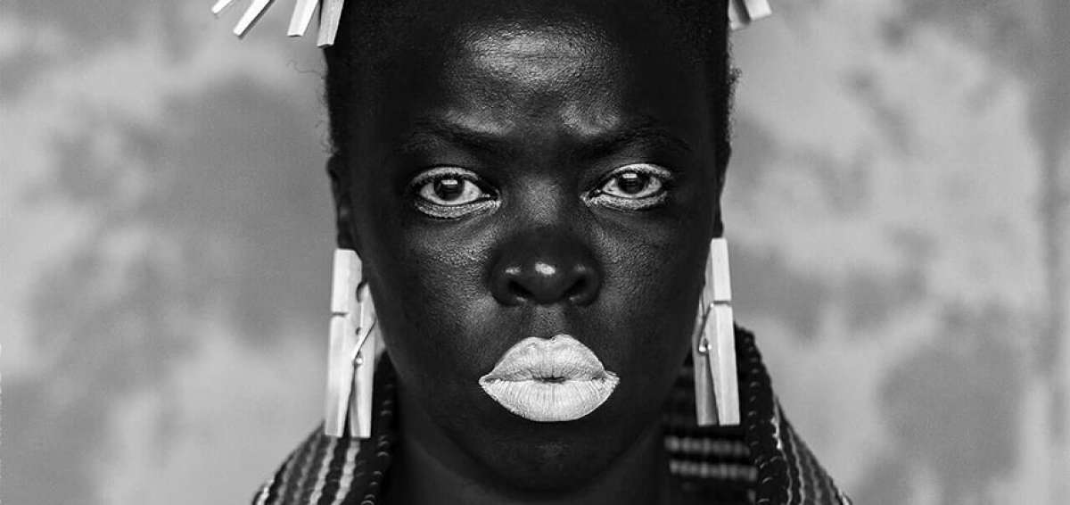 Zanele Muholi (Durban, Sud&aacute;frica, 1972) es una fot&oacute;grafa y activista pol&iacute;tica que mediante su trabajo defiende la alegr&iacute;a de la diferencia sexual y de g&eacute;nero. 