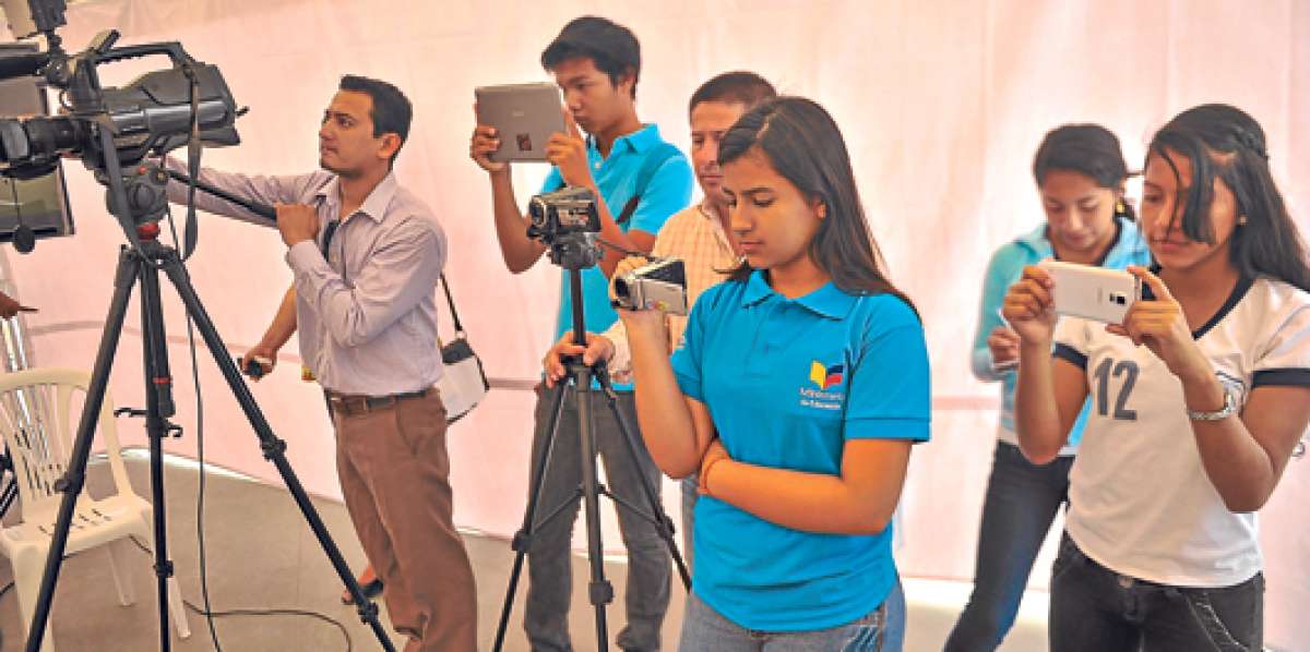 Durante la inauguraci&oacute;n de los extraescolares, los j&oacute;venes realizaron entrevistas en un set de televisi&oacute;n. Foto: Rodolfo P&aacute;rraga / El Tel&eacute;grafo