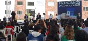 El presidente de la Rep&uacute;blica, Len&iacute;n Moreno, convers&oacute; con decenas de ciudadanos sobre las estrategias que implementar&aacute; el Gobierno para reactivar el sector de la construcci&oacute;n y para que la gente acceda a viviendas propias.
