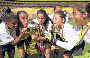 Las jugadoras de Rocafuerte besan la copa durante la premiaci&oacute;n del torneo que se realiz&oacute; en el Monumental. Foto: William Orellana / El Tel&eacute;grafo