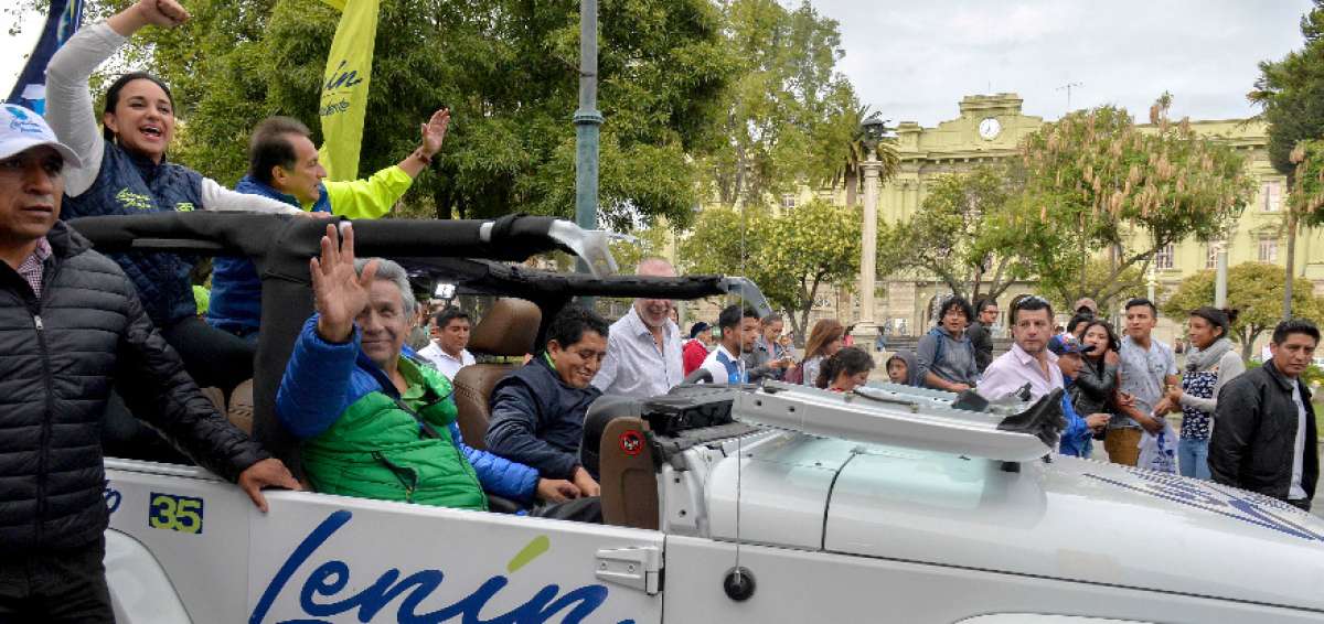 El candidato presidencial, Len&iacute;n Moreno, durante un recorrido por las calles de Ambato.