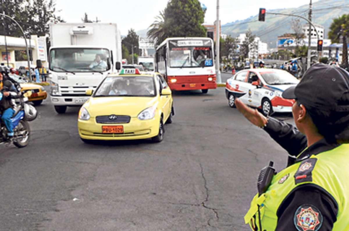 Al concejal Eduardo del Pozo le preocupa que el d&eacute;ficit actual de agentes de tr&aacute;nsito aumente con la medida. Foto: Archivo/ El Tel&eacute;grafo
