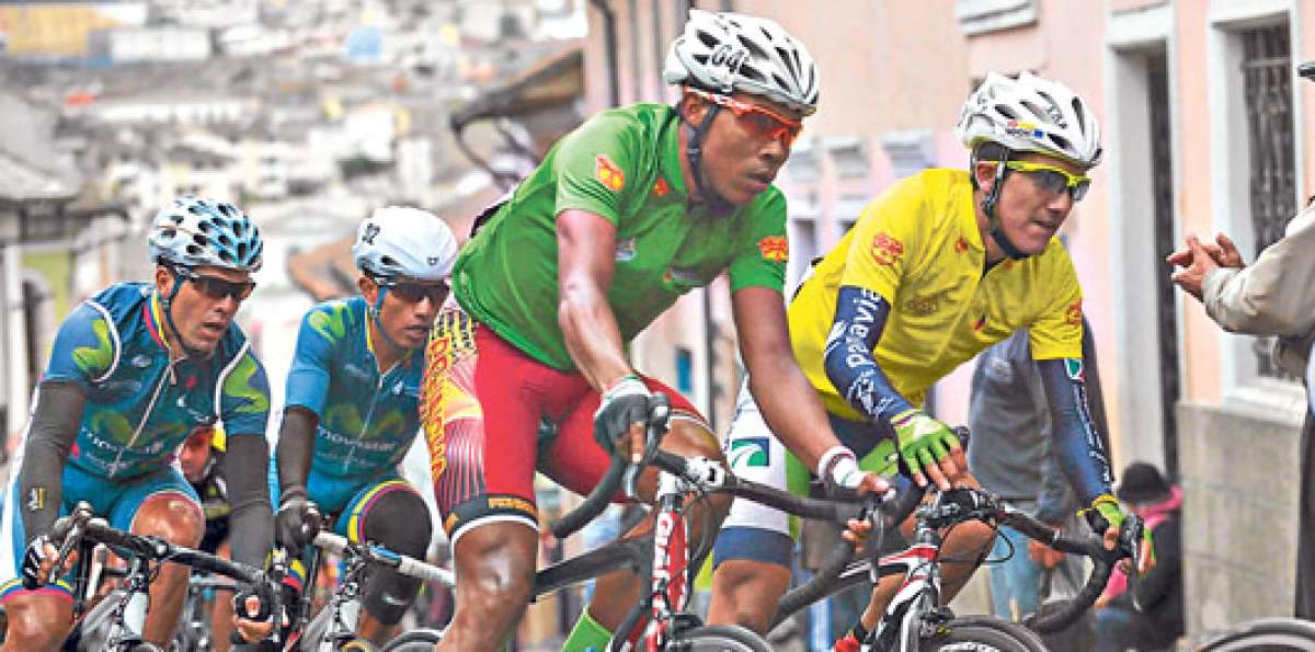 El esmeralde&ntilde;o Jos&eacute; Bone (centro) compiti&oacute; con la selecci&oacute;n de Pichincha en la Vuelta Cicl&iacute;stica de 2014. Foto: Santiago Aguirre / El Tel&eacute;grafo