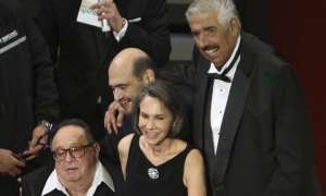 Chespirito est&aacute; pr&aacute;cticamente inm&oacute;vil y en reposo permanente