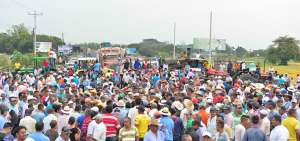Al ingreso a Santa Luc&iacute;a, cientos de agricultores se apostaron para protestar por el bajo precio del arroz; lo venden hasta en $ 25, el precio oficial  es $ 35,50.