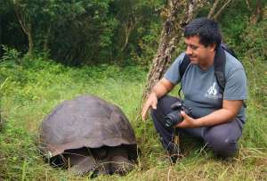 Washington Tapia, cient&iacute;fico ecuatoriano y asesor de la Direcci&oacute;n del Parque Nacional de Gal&aacute;pagos junto a la nueva especie de tortuga Chelonoidis donfaustoi. FOTO: Parque Nacional Gal&aacute;pagos