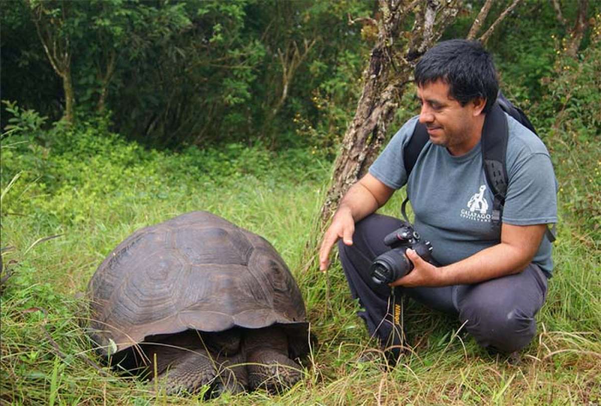 Washington Tapia, cient&iacute;fico ecuatoriano y asesor de la Direcci&oacute;n del Parque Nacional de Gal&aacute;pagos junto a la nueva especie de tortuga Chelonoidis donfaustoi. FOTO: Parque Nacional Gal&aacute;pagos